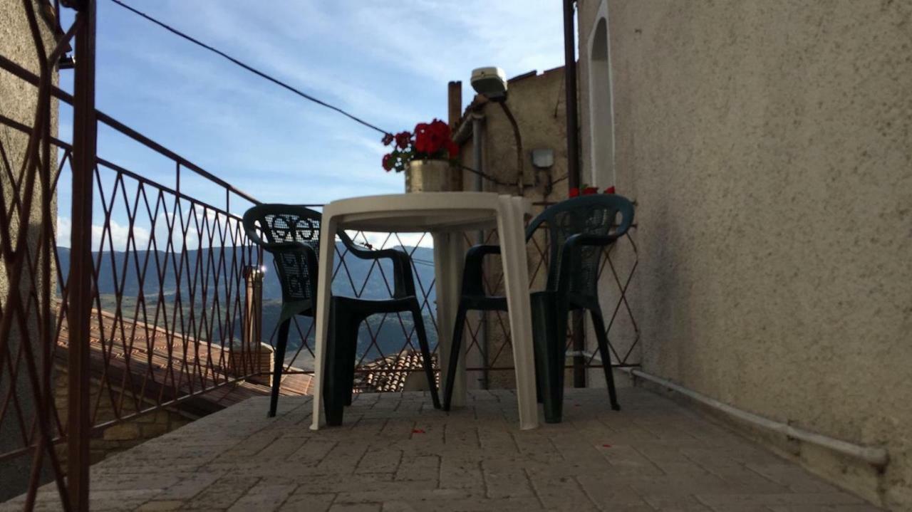 La Via Di Fuga Apartment Pietrapertosa Luaran gambar